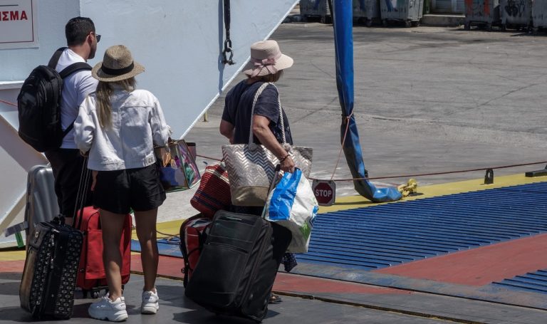 Εγκαταλείπουν μαζικά τις πόλεις οι αδειούχοι – Έκτακτα δρομολόγια (video)