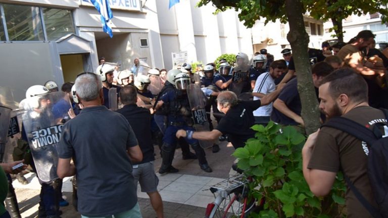 Με ΜΑΤ, χημικά και εντάσεις η δημοπρασία των δασικών εκτάσεων στο Δημαρχείο Καρδίτσας