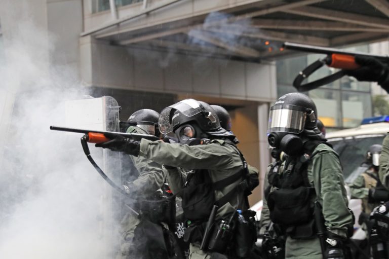 Κλιμάκωση στο Χονγκ Κονγκ-Πυροβολισμοί από αστυνομικό
