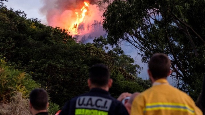 Ανεξέλεγκτη η πυρκαγιά στο νησί Γκραν Κανάρια- Απομακρύνθηκαν 8.000 άνθρωποι (video)