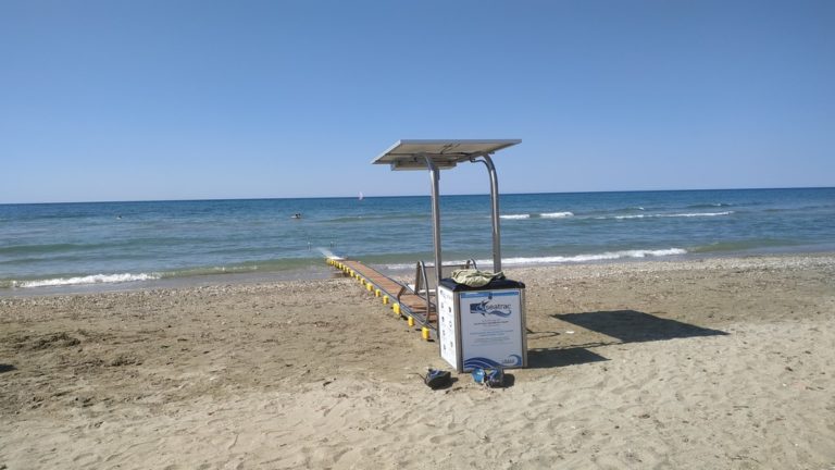 Μηχανισμός πρόσβασης ΑμεΑ στην παραλία της Νεράιδας Λουτρακίου