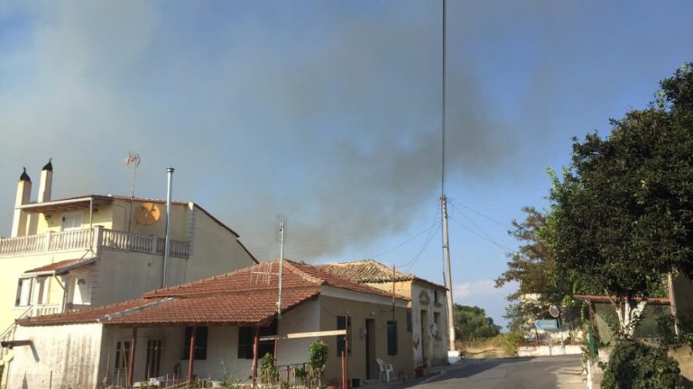 Κέρκυρα: Εκκενώνεται το Νεοχώρι. Η φωτιά μπροστά στα σπίτια