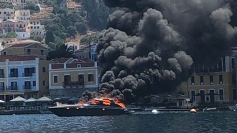 Φωτιά σε σκάφος στη Σύμη-Καταστράφηκε ολοσχερώς