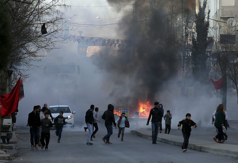 Βία στην Τουρκία στον απόηχο της σύλληψης 3 δημάρχων και 400 πολιτών