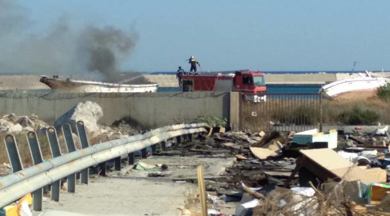 Φωτιά σε κατασχεμένη βάρκα, στο νέο καρνάγιο της Ρόδου