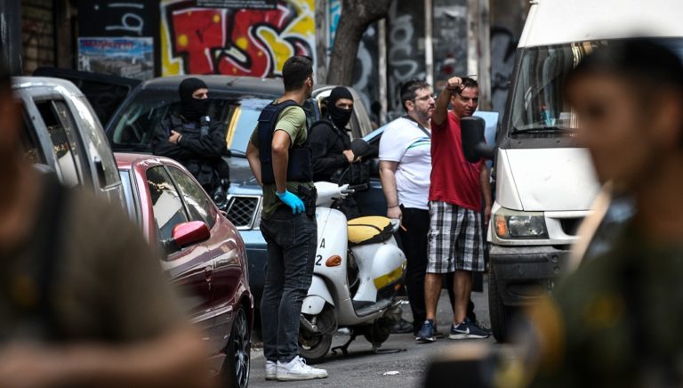 Εκκενώθηκαν τέσσερα υπό κατάληψη κτήρια στα Εξάρχεια-Πολιτική αντιπαράθεση (video)