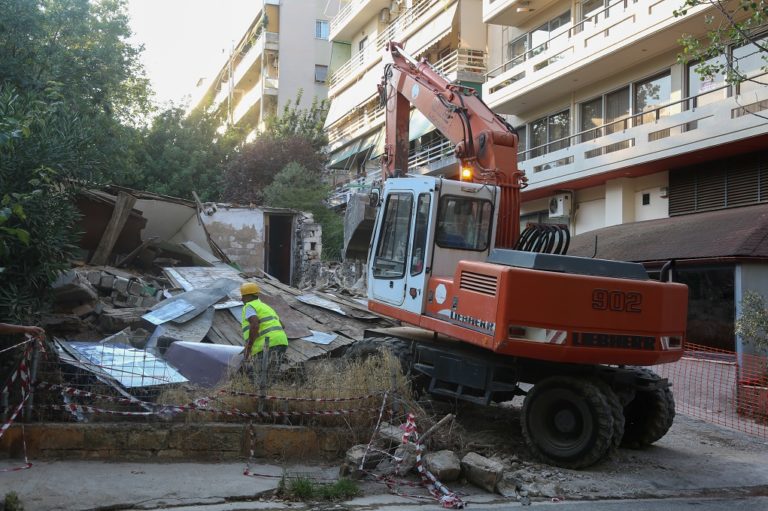 Κατεδαφίσεις μετά τον σεισμό- “Έπεσε” το πρώτο επικίνδυνο κτίριο (video)
