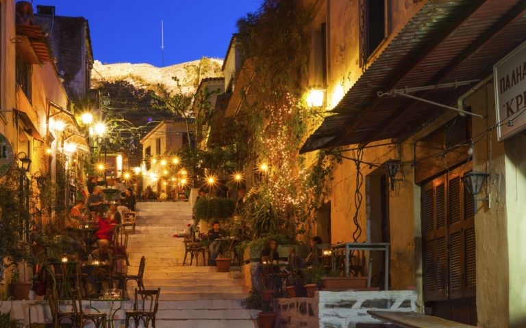 «Στα στέκια τα παλιά…» – Noσταλγικός περίπατος στην Πλάκα