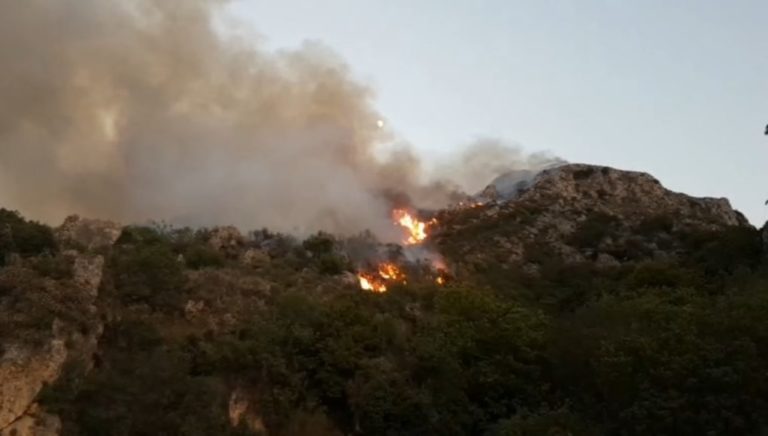 Σε εξέλιξη φωτιά στο Ξυλόκαστρο