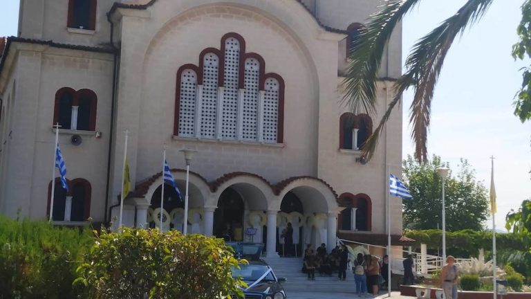 Πάνδημη η κηδεία της 13χρονης μαθήτριας από τον Αλμυρό