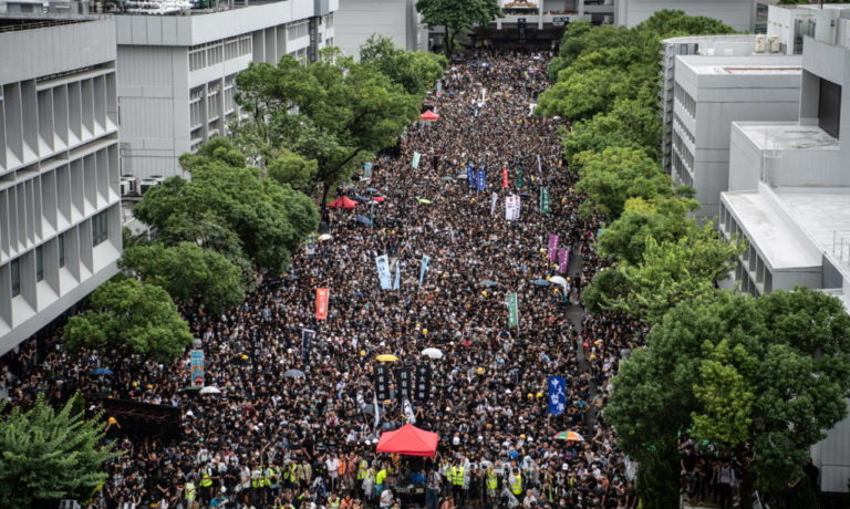 Συνεχίζονται οι αναταραχές στο Χονγκ Κονγκ – Χιλιάδες μαθητές και φοιτητές στους δρόμους