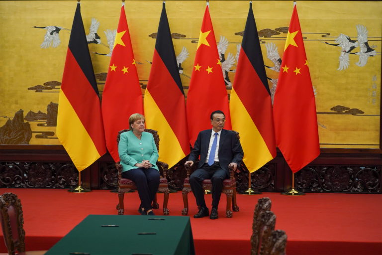Τη δυνατότητα επενδύσεων στη Γερμανία διερευνά στο Πεκίνο η Μέρκελ