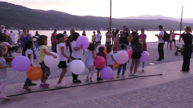 Περπάτησαν με διάφορους τρόπους στην παραλία της πρωτεύουσας