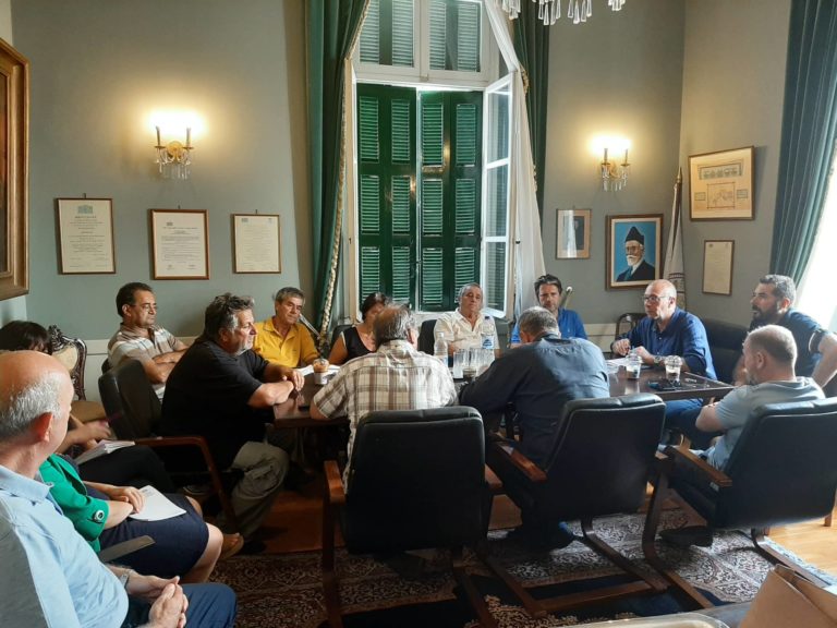 Συναντήθηκε με τους προέδρους των κοινοτήτων