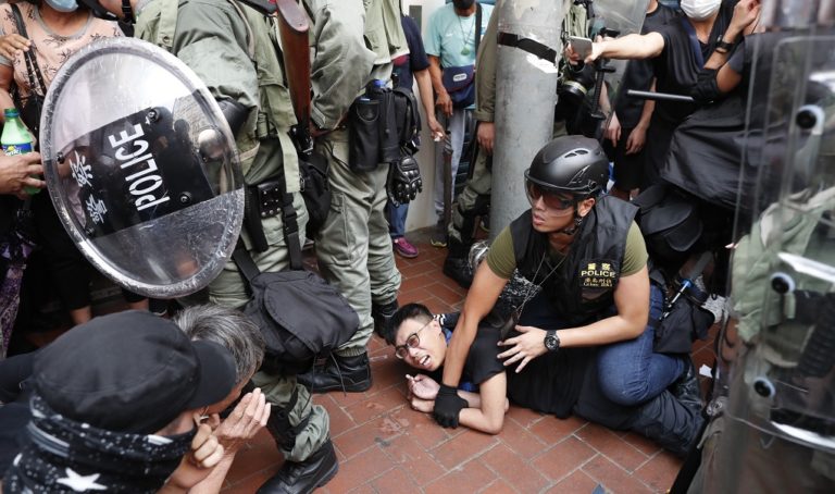 Χονγκ Κονγκ: Συνεχίζονται τα βίαια επεισόδια – Δεκάδες συλλήψεις και δακρυγόνα (video)