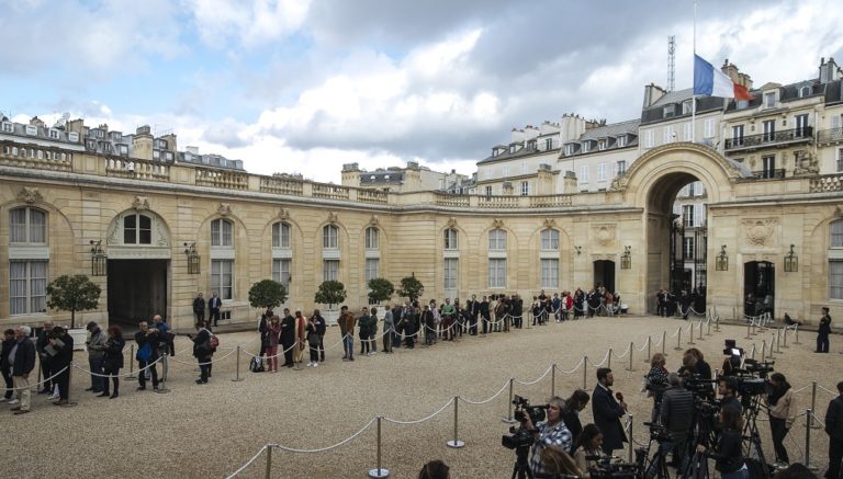 Γαλλία: Λαϊκό προσκύνημα για τον Ζακ Σιράκ – Την Δευτέρα η επίσημη τελετή