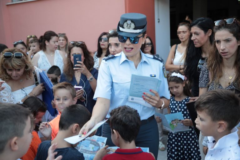 Φυλλάδια κυκλοφοριακής αγωγής στους μαθητές από την αστυνομία