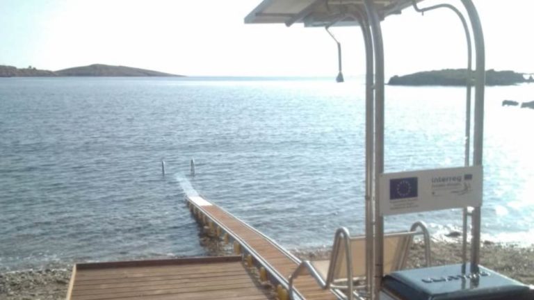 Εξοπλισμός ΑμΕΑ στην παραλία Κεραμιδίου