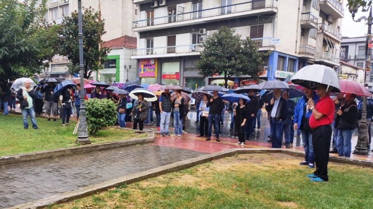 Υπό βροχή και με μικρή συμμετοχή η απεργιακή συγκέντρωση του ΠΑΜΕ Μαγνησίας