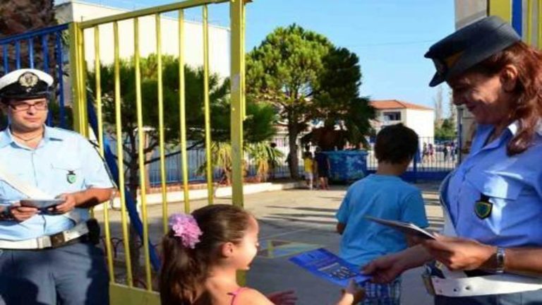 Ενημερωτικά φυλλάδια κυκλοφοριακού περιεχομένου θα μοιράσουν αύριο σε σχολεία αστυνομικοί