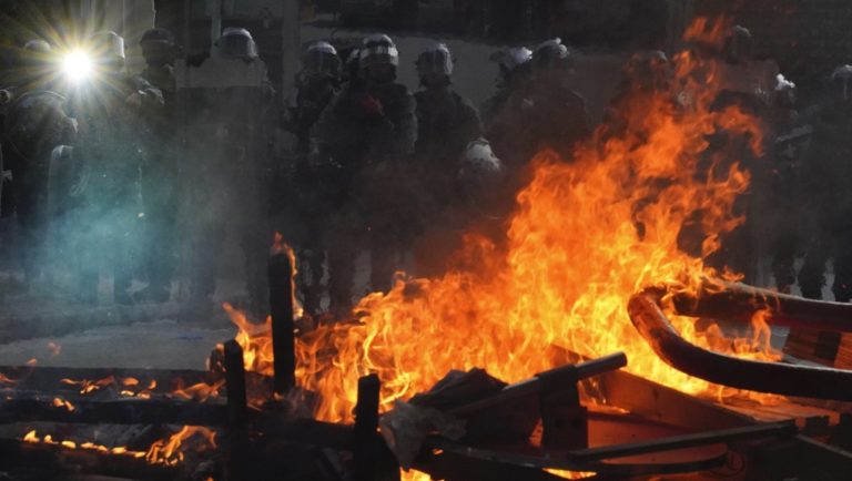 Χονγκ Κονγκ: Δακρυγόνα και βόμβες μολότοφ σε αντικυβερνητική διαδήλωση (video)