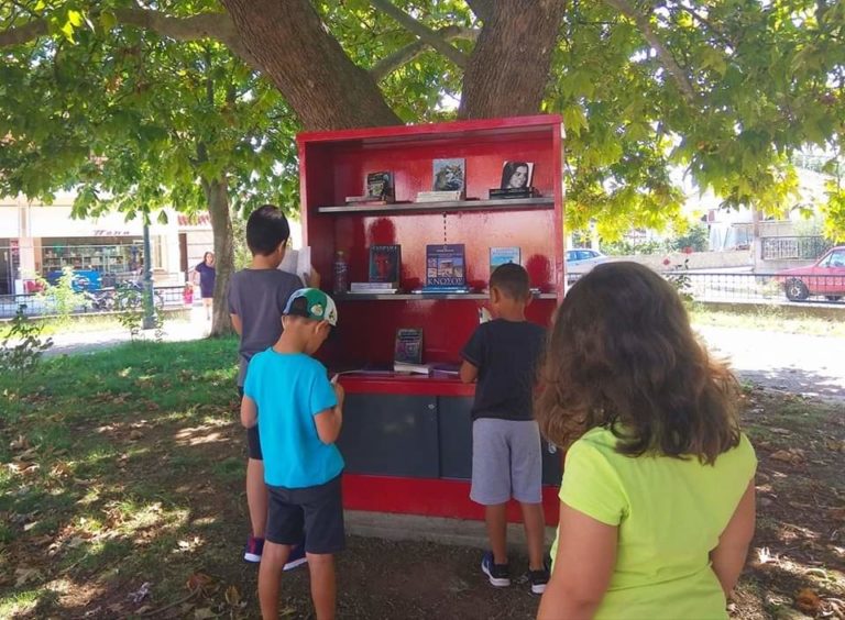 Υπαίθρια δανειστική βιβλιοθήκη από τον Πολιτιστικό  Σύλλογο  Μάνδρας Ξάνθης