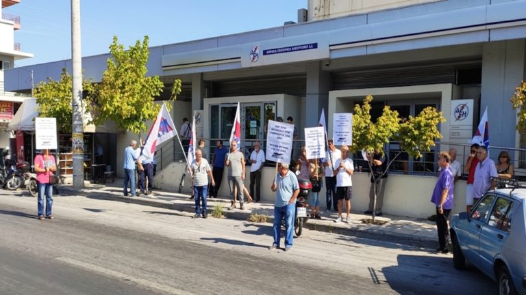 Παράσταση διαμαρτυρίας του ΠΑΜΕ έξω από τα γραφεία του ΔΕΔΔΗΕ στο Βόλο