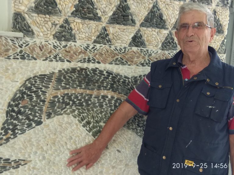 Κομοτηνή: Κάλυψε την επιφάνεια του σπιτιού του με εκατομμύρια πέτρες