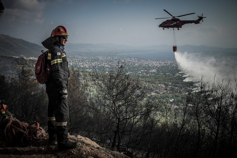 Χωρίς ενεργά μέτωπα η φωτιά στη Ν.Μάκρη-Δεν απειλούνται κατοικίες-Kαταγγελίες για εμπρησμό (video)