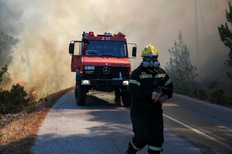 Σε ύφεση η πυρκαγιά στα Λαγκαδάκια Ζακύνθου-Δεν εμπνέει ανησυχία το μέτωπο στην Κάρυστο (video)