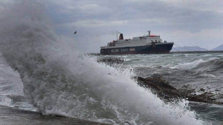 Σε ισχύ  απαγορευτικό απόπλου από τα λιμάνια του Πειραιά και του Λαυρίου