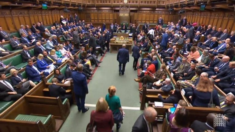 Βρετανία: Σε τεταμένο κλίμα η συνεδρίαση της Βουλής – Παραίτηση Τζόνσον ζητά η αντιπολίτευση (video)