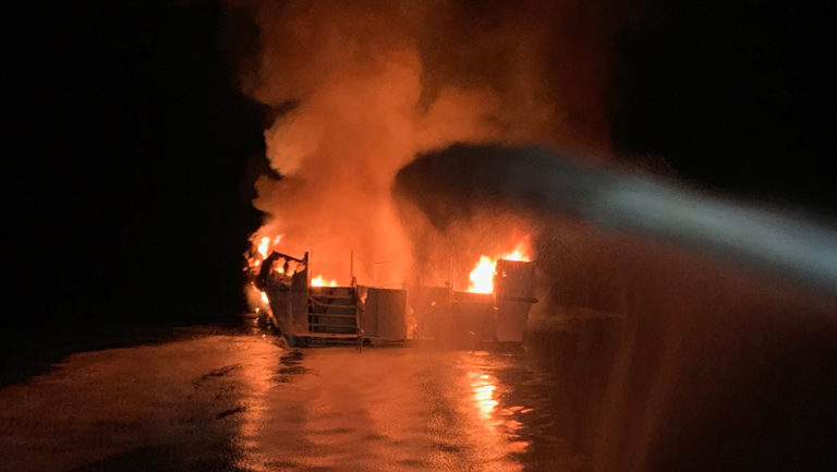 Καλιφόρνια: Πυρκαγιά σε πλοίο-Φόβοι για δεκάδες νεκρούς (video)