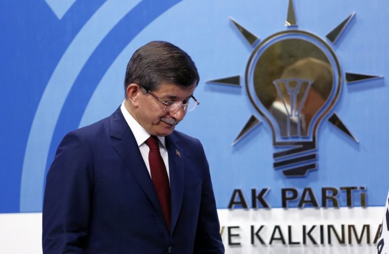 Αποπομπή Νταβούτογλου από το AKP αποφάσισε ο Ερντογάν