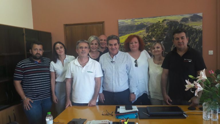 Ενισχύουν τη συνεργασία τους δήμος Φαρσάλων και Εμπορικός Σύλλογος