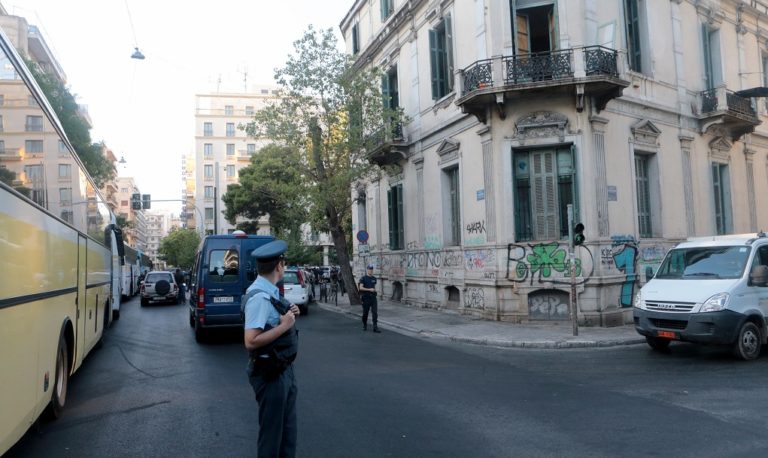 Σε δομή φιλοξενίας στην Κόρινθο οι 269 από το κτίριο που εκκενώθηκε – Τα ευρήματα της ΕΛΑΣ (video)