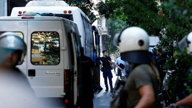 Απομακρύνθηκε το κοντέινερ αντιεξουσιαστών από την πλατεία Εξαρχείων (video)