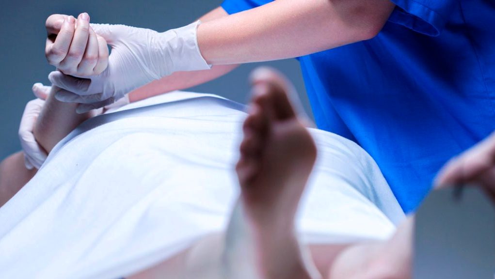 Σε αναστολή δύο ιατροδικαστές της Πάτρας – Είχαν υπογράψει τις εκθέσεις για θανάτους δύο βρεφών που ομολόγησε η Μουρτζούκου