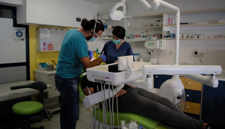 Κοινωνικές παρεμβάσεις από τους Γιατρούς του Κόσμου με το οδοντιατρείο