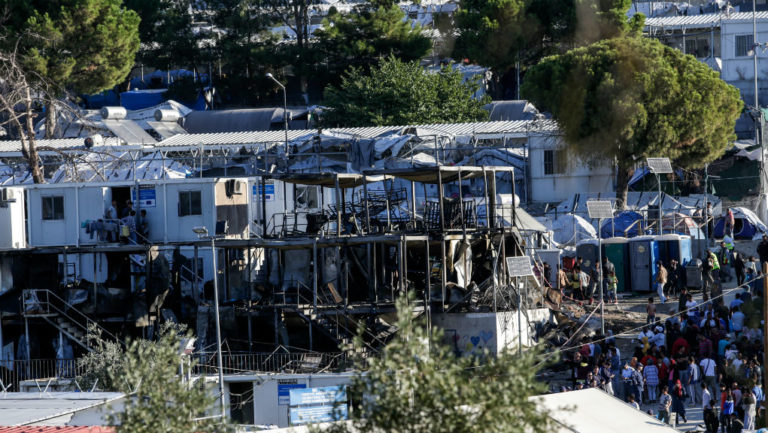 Αναχώρηση 200 αιτούντων άσυλο από τη Μόρια για Πειραιά