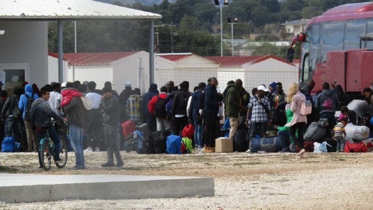 Μεταφέρθηκαν 73 πρόσφυγες σε ξενοδοχείο στην Καρίτσα-αναμένονται τα ασυνόδευτα σε άλλο ξενοδοχείο