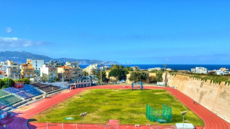 Υπέγραψε την αντικατάσταση του τάπητα στο στάδιο Ελευθερίας ο Λευτ. Αυγενάκης