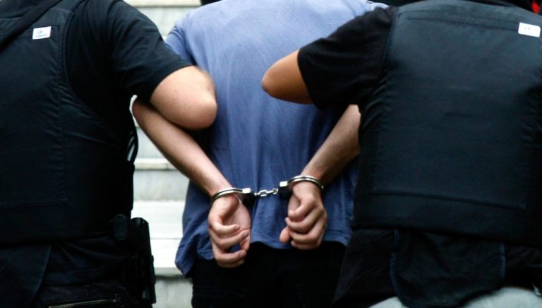 Ηράκλειο: Σύλληψη 30χρονου – Διέθετε… ποικιλία μαχαιριών