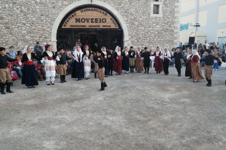 Αναβίωσαν τα παραδοσιακά “τρυγοπατήματα” στην Σούδα