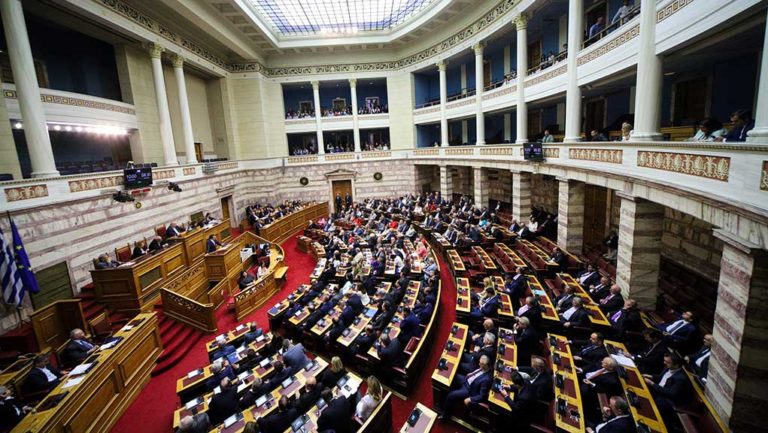 Αντιπαράθεση στη Βουλή ΝΔ-ΣΥΡΙΖΑ για την εκμετάλλευση υδρογονανθράκων (video)