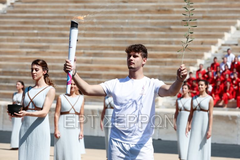 O Σερραίος Χρ. Μαρμαρέλης παρέδωσε την Ολυμπιακή φλόγα στους Ελβετούς