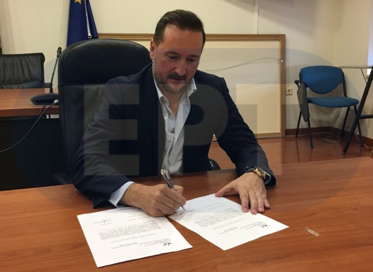 Ξεχωριστά υπέγραψαν Ζαμπούκης-Λαμπάκης την “παράδοση-παραλαβή” του δήμου