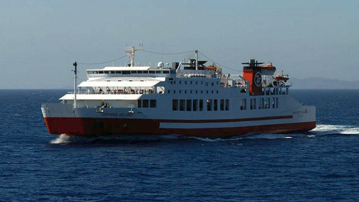 Μηχανική βλάβη στο πλοίο «Δ. Σολωμός» ανοικτά της Κύθνου- Επιστροφή στον Πειραιά (video)