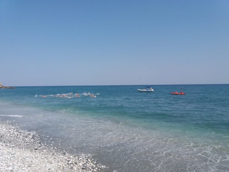 Κολύμβησαν στα … κύματα