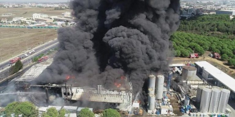 Έκρηξη σε τουρκικό εργοστάσιο χημικών- Πανικός από “ιπτάμενα” συντρίμμια (video)